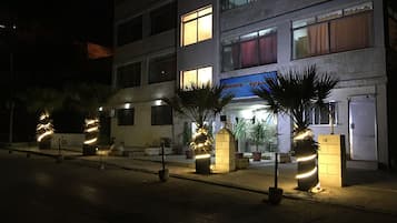 Fachada de la propiedad por la tarde o noche