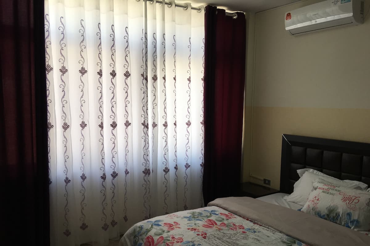 Appartement, 2 slaapkamers | Een minibar, een bureau, een laptopwerkplek, een strijkplank/strijkijzer