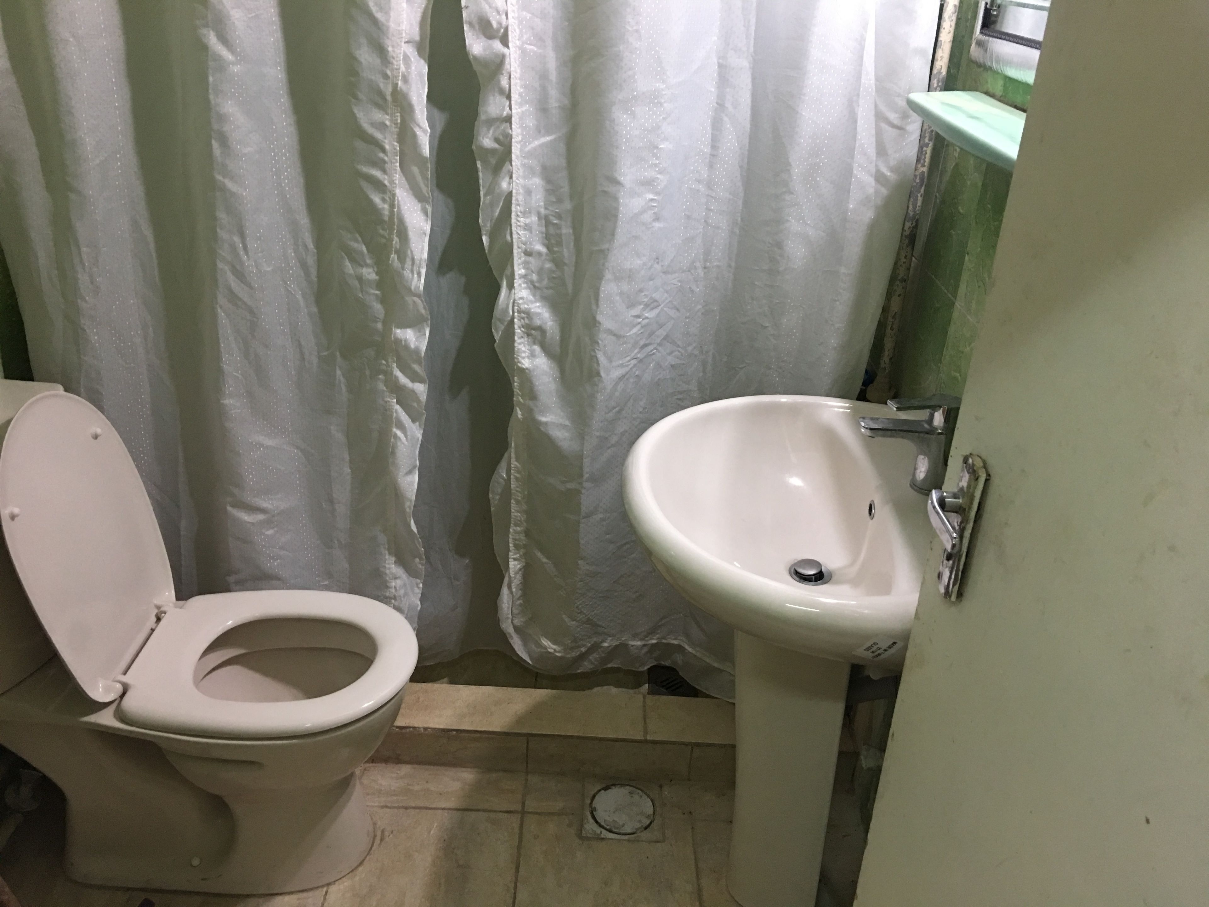 Une salle de bain avec des toilettes et un lavabo.