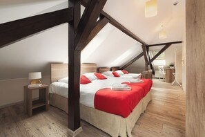 Family Quadruple Room, Lake View | Cribs/infant beds, free WiFi, bed sheets