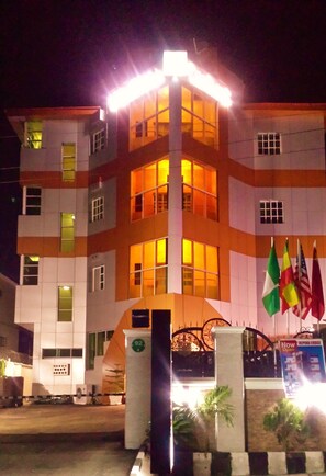 Fachada del alojamiento - Noche