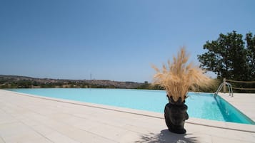 Piscine à débordement