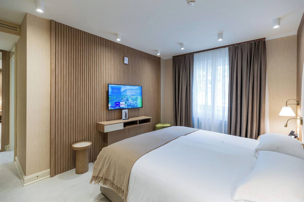 Habitación estándar con 1 cama matrimonial o 2 individuales, barra de apoyo en la regadera | 1 habitación, sábanas italianas Frette y ropa de cama de alta calidad 