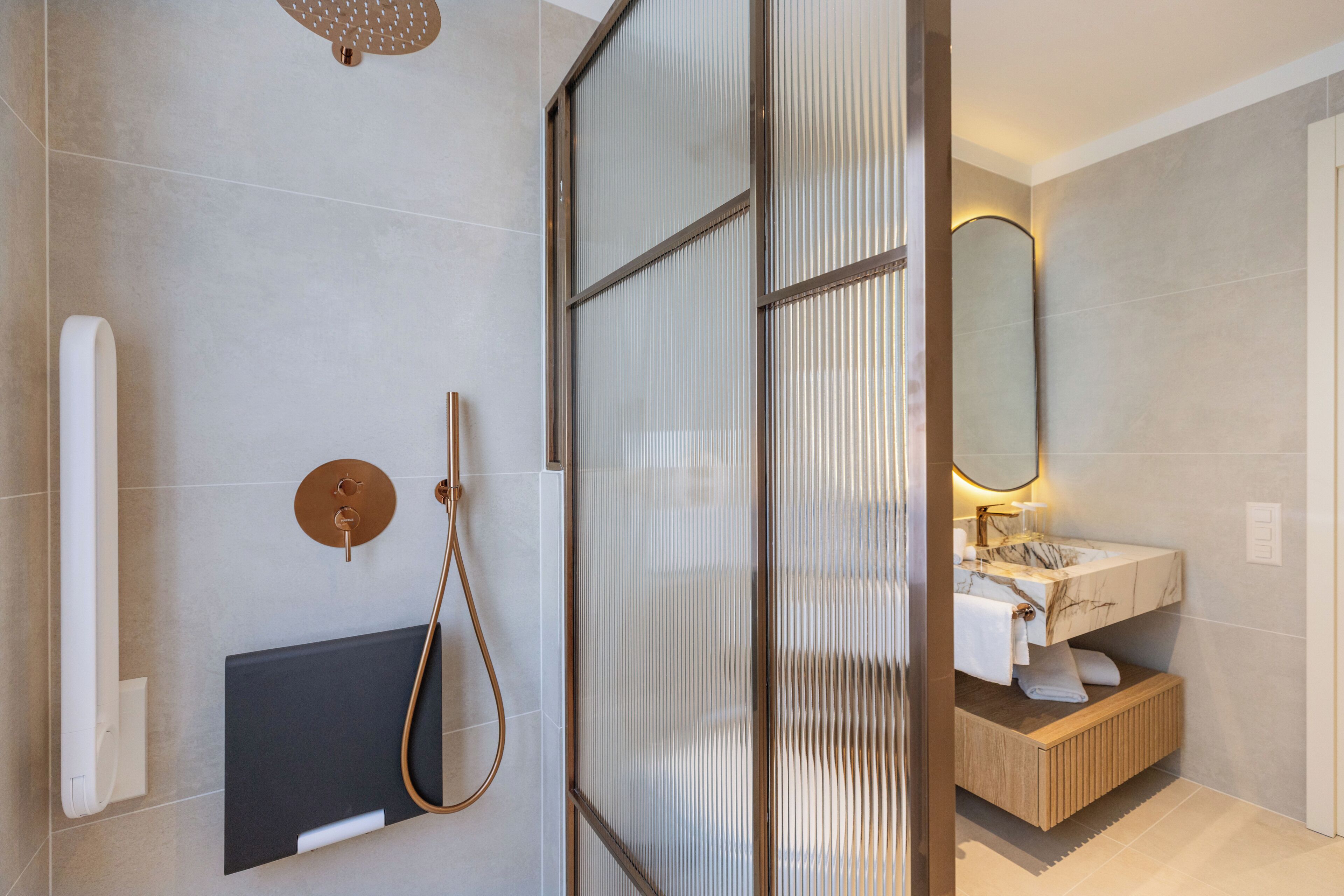 Un bagno moderno con doccia, un water e un lavandino.