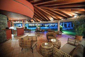 Bar en bord de piscine