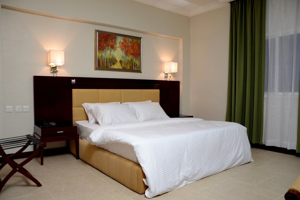 Executive Suite | In-room safe, desk, blackout drapes, iron/ironing board