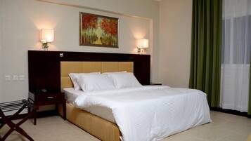 Executive Suite | In-room safe, desk, blackout drapes, iron/ironing board