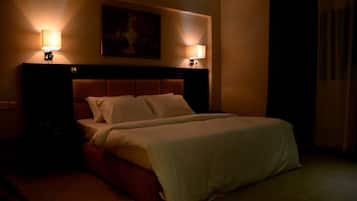 Executive Suite | In-room safe, desk, blackout drapes, iron/ironing board