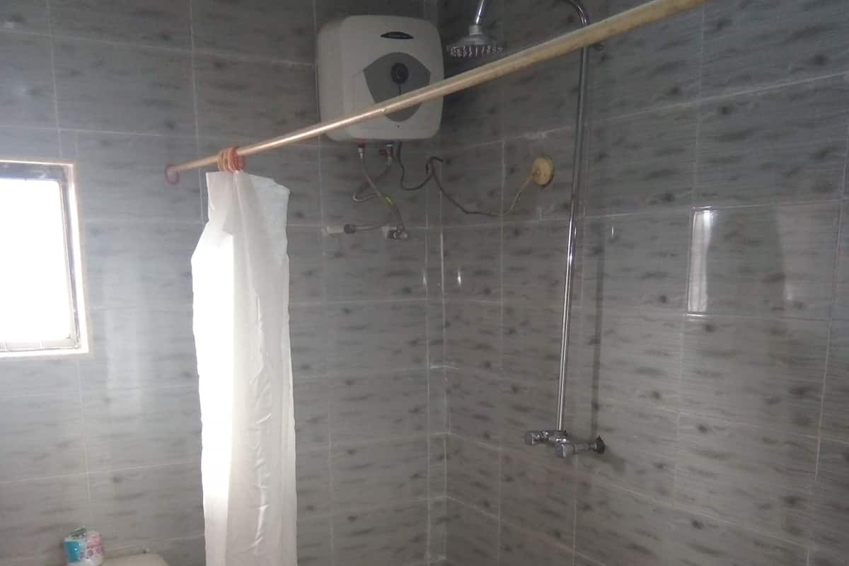 Duş, ücretsiz banyo/kozmetik ürünleri, saç kurutma makinesi, havlu