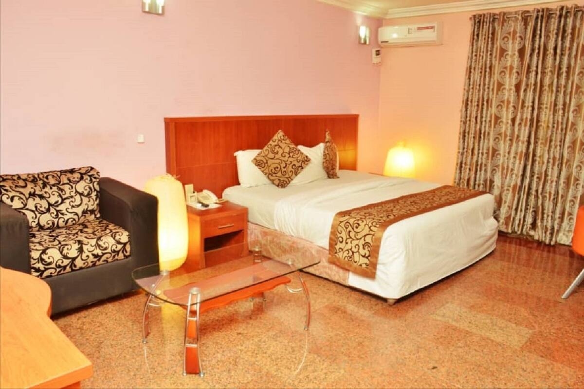 Odada kasa, masa, ütü/ütü masası, ücretsiz kablosuz İnternet