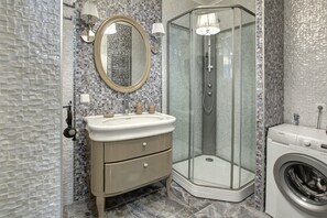 Suite, 2 kamar tidur (Imperial) | Kamar mandi | Kombinasi shower/bathtub dan perlengkapan mandi gratis
