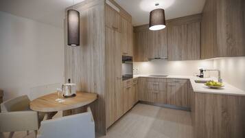 Una cucina moderna con mobili in legno, un tavolo rotondo e lampade a sospensione.