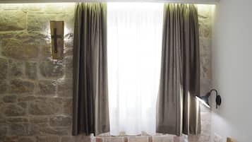 Room (S1) | In-room safe, desk, soundproofing, free cribs/infant beds