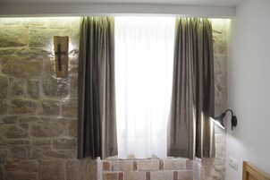 Rom (S1) | Safe på rommet, skrivebord, lydisolert og barnesenger (inkludert)