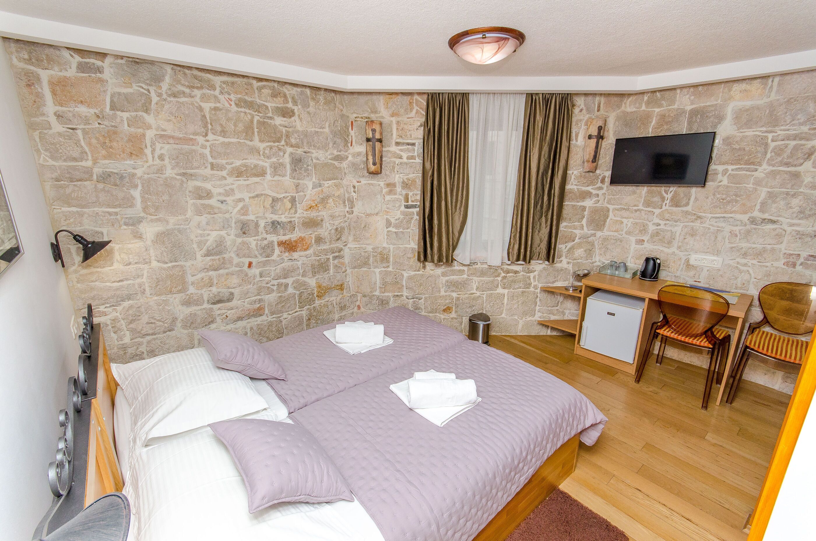 Caja de seguridad en la habitación y escritorio 