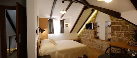 Suite monolocale Superior, 1 letto matrimoniale con divano letto, cucina, al piano executive | Una cassaforte in camera, una scrivania, insonorizzazione