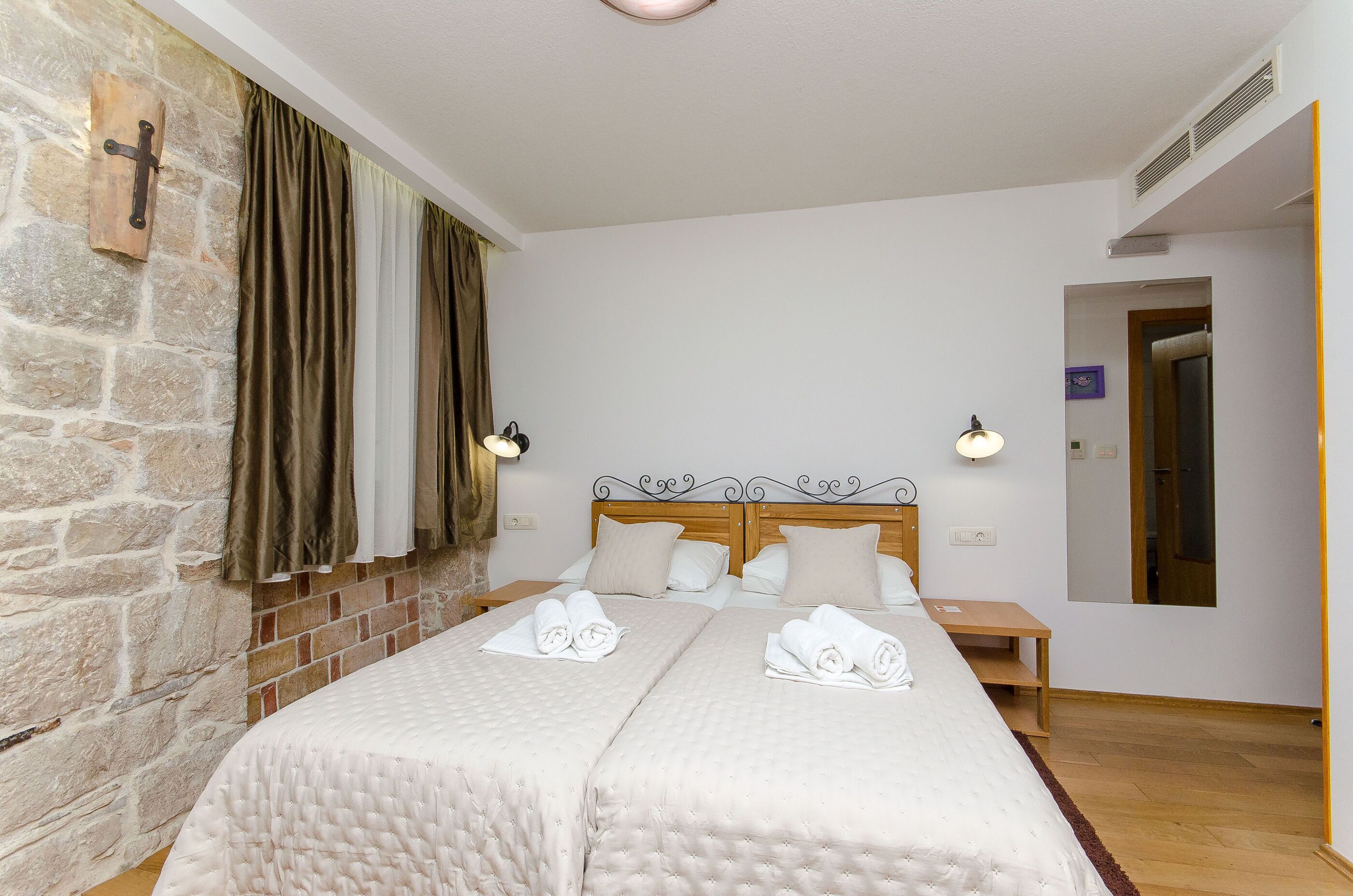 Caja de seguridad en la habitación y escritorio 