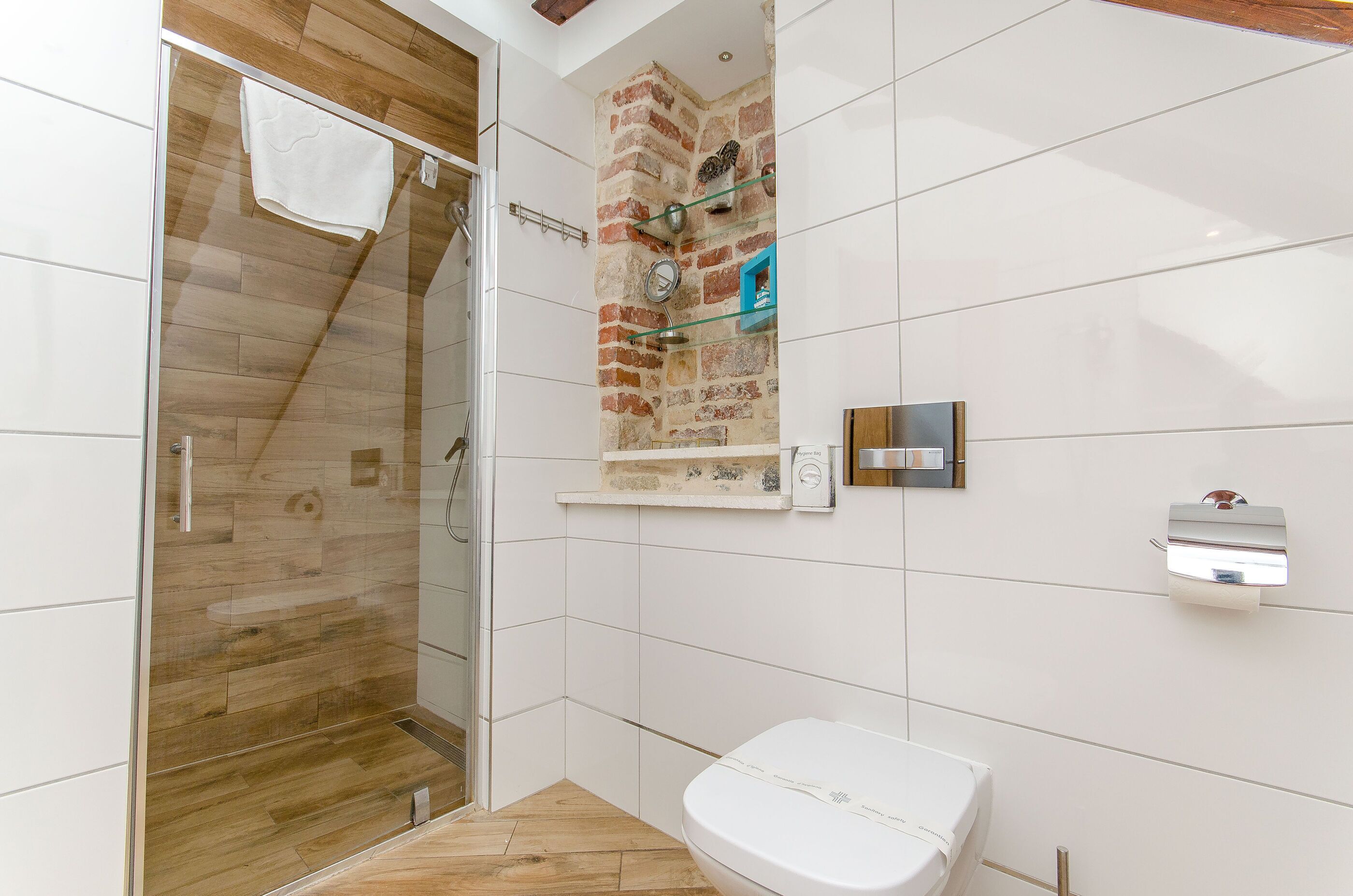Studio (A5) | Bathroom | Shower, free toiletries, hair dryer, towels