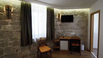 Rom (S4) | Safe på rommet, skrivebord, lydisolert og barnesenger (inkludert)