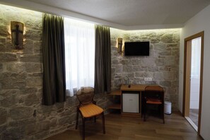 Room (S4) | In-room safe, desk, soundproofing, free cribs/infant beds - Villa Desideria (Split)