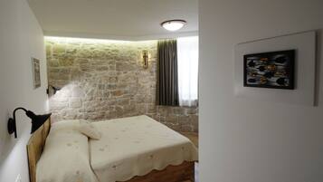 Rom (S2) | Safe på rommet, skrivebord, lydisolert og barnesenger (inkludert)