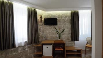 Room (S2) | In-room safe, desk, soundproofing, free cribs/infant beds