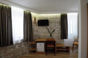 In-room safe, desk, soundproofing, free cots/infant beds - Villa Desideria (Split)