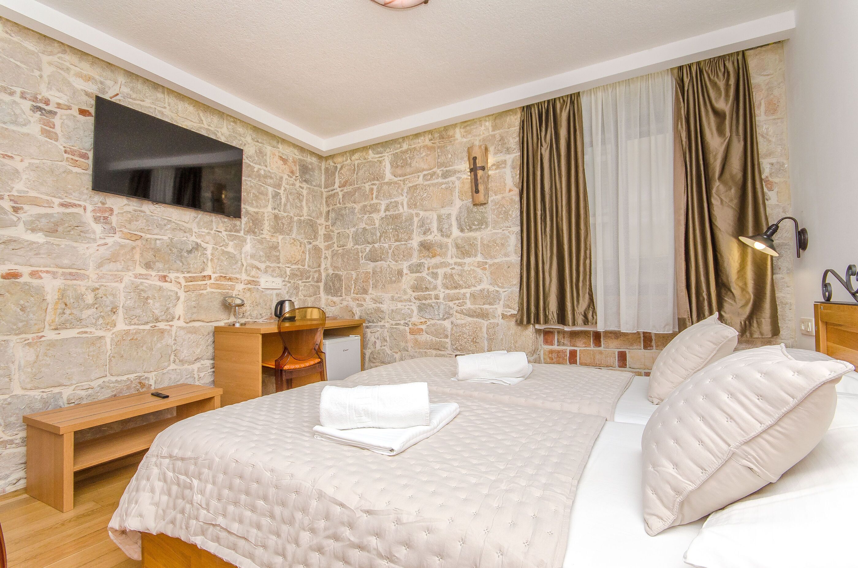 خزنة داخل الغرفة ومكتب وتجهيزات عازلة للصوت وأسرّة أطفال/رضّع (مجانًا)