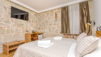 Brankas, meja kerja, kedap suara, dan tempat tidur bayi gratis