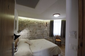In-room safe, desk, soundproofing, free cots/infant beds - Villa Desideria (Split)