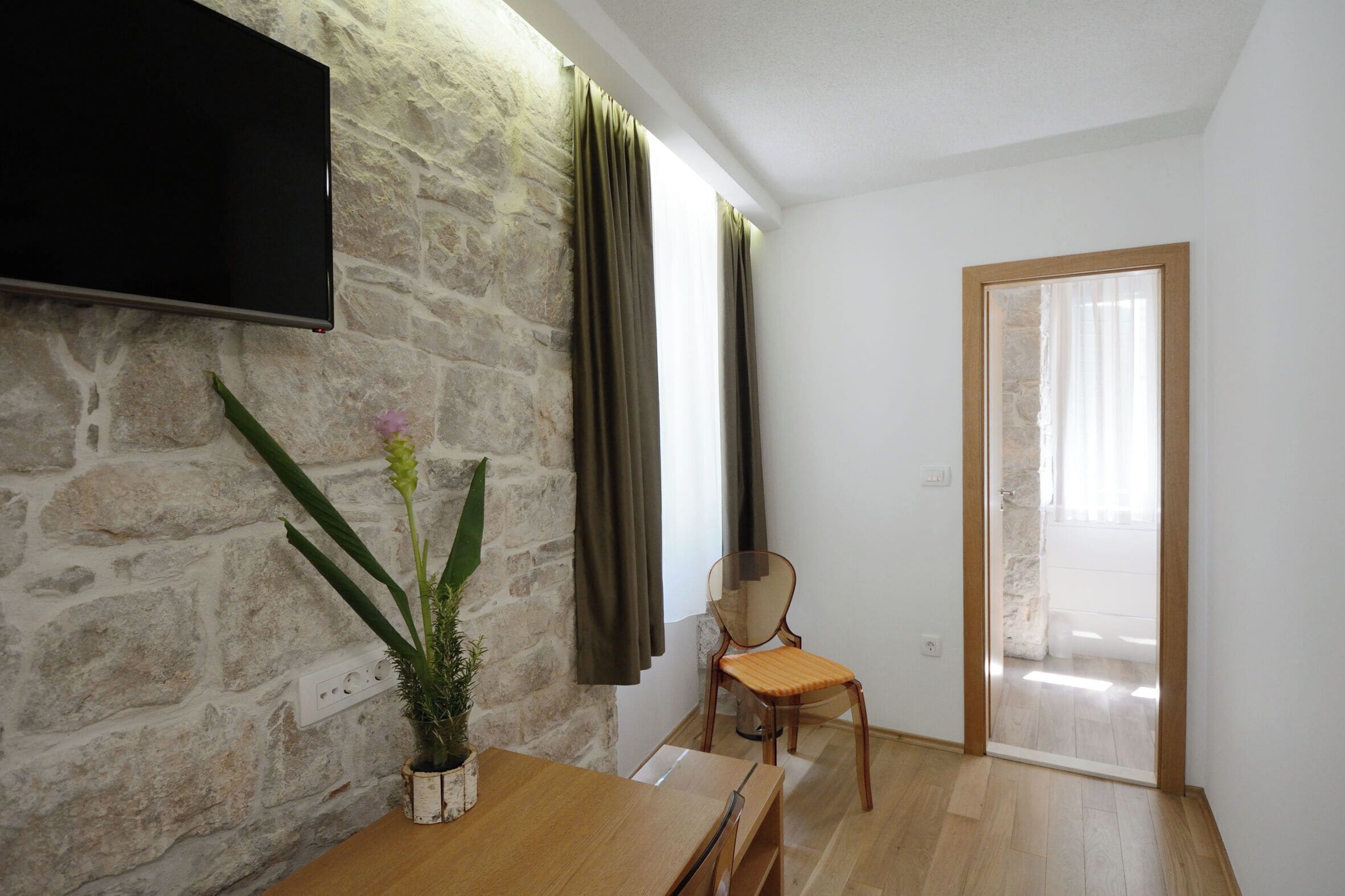 Rom (S2) | Safe på rommet, skrivebord, lydisolert og barnesenger (inkludert)