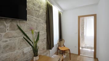 Rom (S2) | Safe på rommet, skrivebord, lydisolert og barnesenger (inkludert)