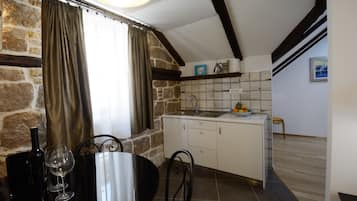 Superior Studio Suite, 1 Double Bed with Sofa bed, Kitchen, Executive Level | Private kitchen | Fridge, coffee/tea maker, electric kettle