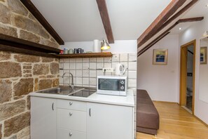 Estudio (A5) | Cocina privada | Refrigerador, cafetera y tetera y tetera eléctrica 