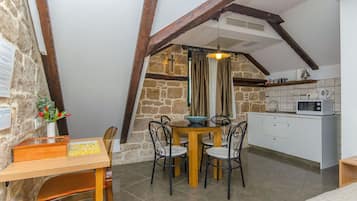 Studio (A5) | Tempat makan