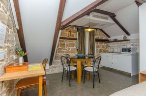 Studio (A5) | Dining