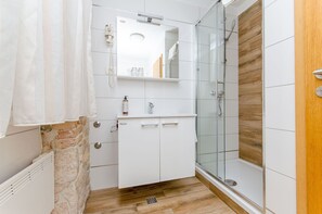 Room (S2) | Bathroom | Shower, free toiletries, hair dryer, towels