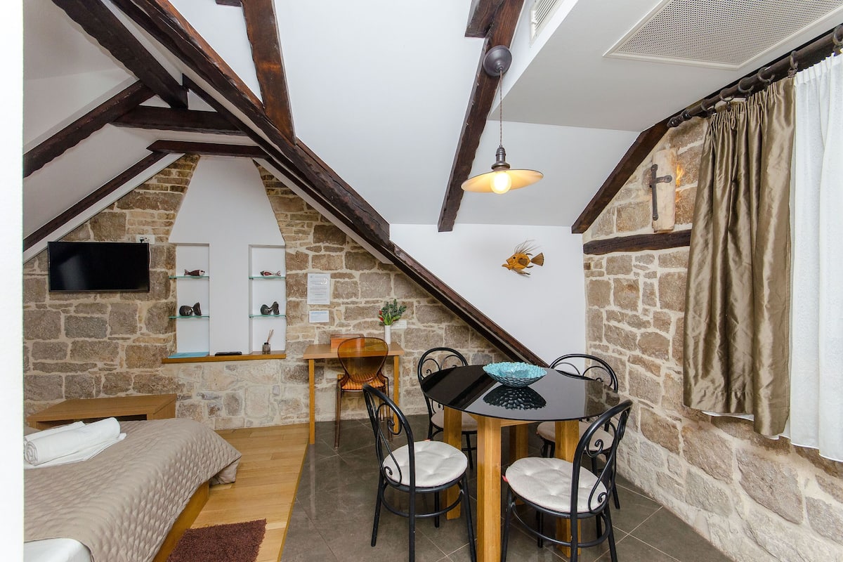 Studio (A5) | In-room safe, desk, soundproofing, free cribs/infant beds