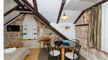 Studio (A5) | In-room safe, desk, soundproofing, free cribs/infant beds