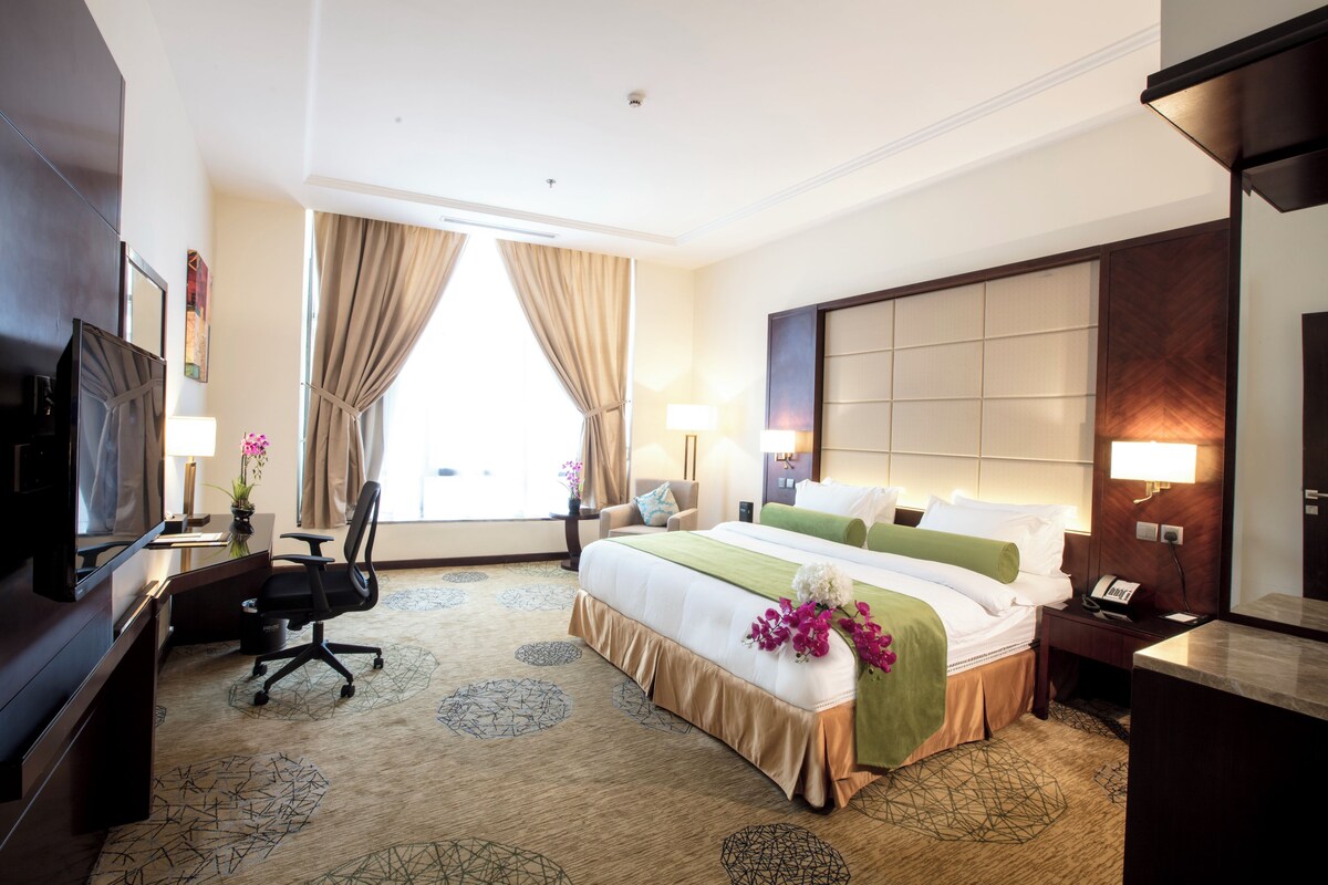Minibar, brankas, meja kerja, dan kedap suara