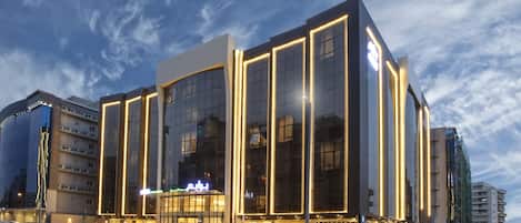 Fachada de la propiedad por la tarde o noche