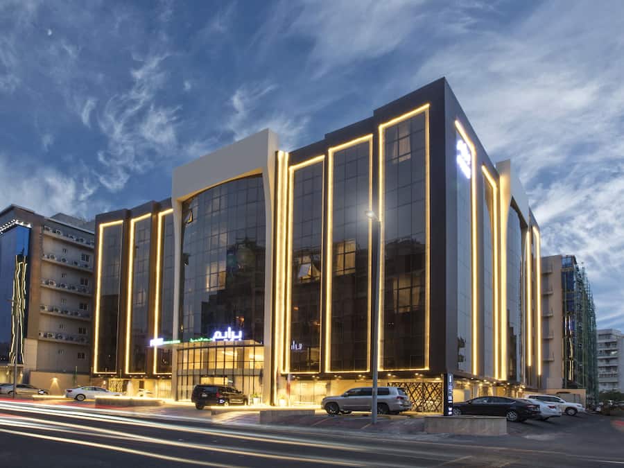 Fachada de la propiedad por la tarde o noche