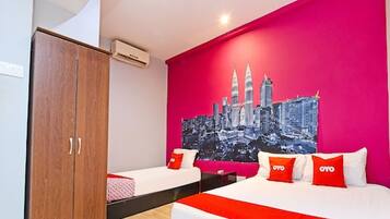 Tripla Standard | Una scrivania, ferro/asse da stiro, Wi-Fi gratuito, lenzuola