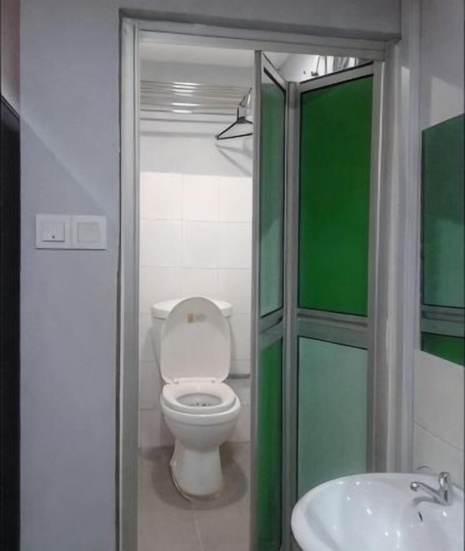 Badkamer | Een douche, gratis toiletartikelen, een haardroger, een bidet