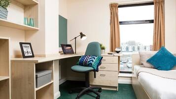 Standard Room with En-suite Bathroom | Desk, iron/ironing board, free WiFi, bed sheets