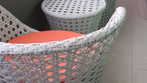 A corner of a balcony with wicker chairs and a round table. - ELEVEN'S Hôtel & Spa (Abidjan)