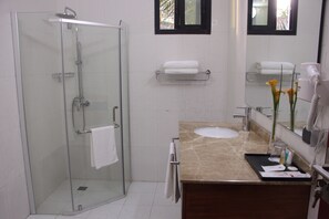 Phòng đôi Superior | Phòng tắm | Đồ dùng nhà tắm miễn phí, máy sấy tóc, dép đi trong nhà 