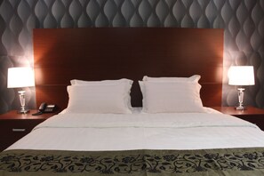 Superior Double Room | Premium bedding, in-room safe, desk, blackout drapes - ELEVEN'S Hôtel & Spa (Abidjan)