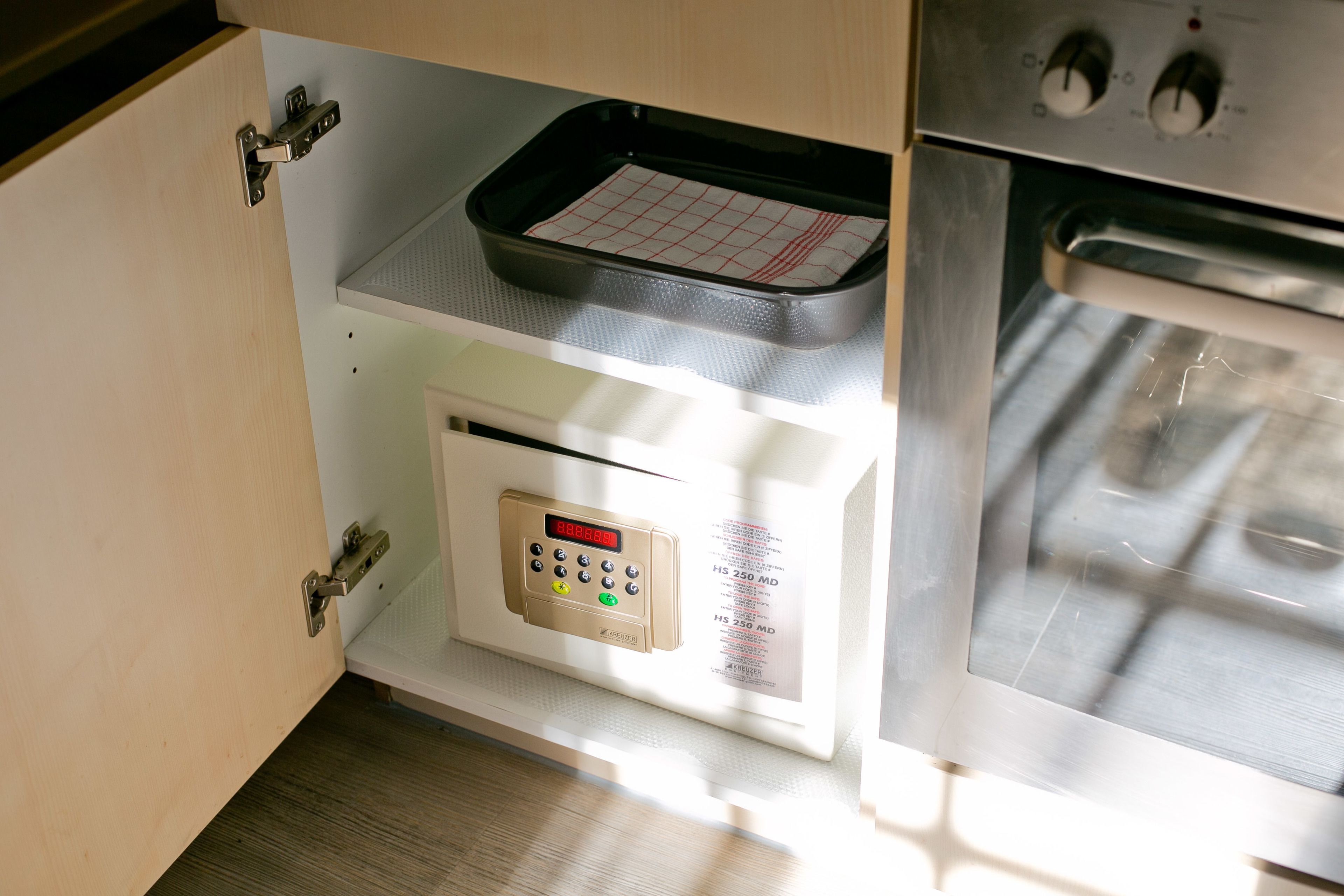 Une cuisine équipée d’un four encastré et d’un four à micro-ondes.