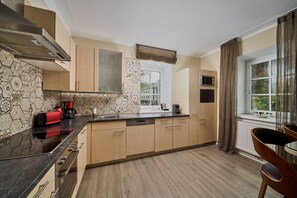 Apartamento, 4 quartos (3 bathrooms, final cleaning fee + 95€) | Cozinha privada | Geladeira, micro-ondas, fogão, cooktop